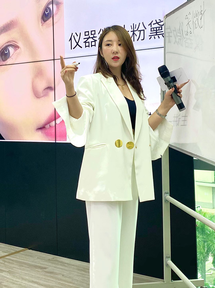 白色金属纽扣高定西装女